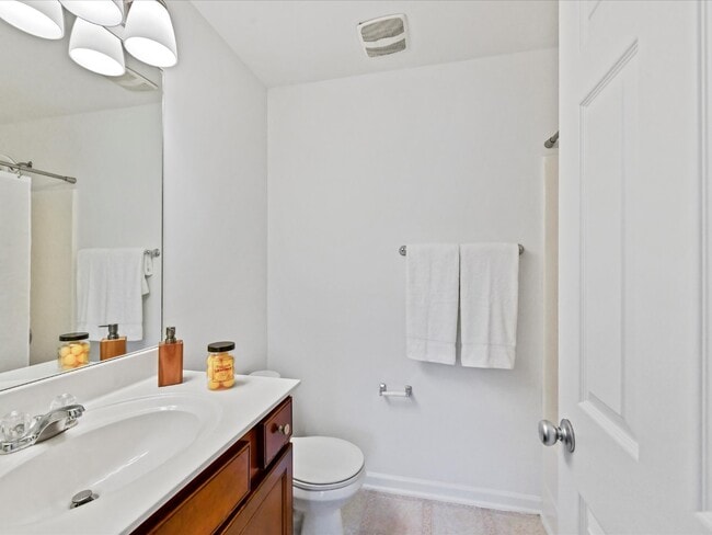 Building Photo - Spacious Townhome!