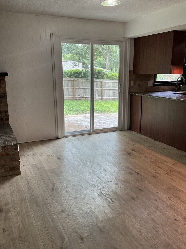 Building Photo - 3 bedroom 2 bath Single Family Home with N...