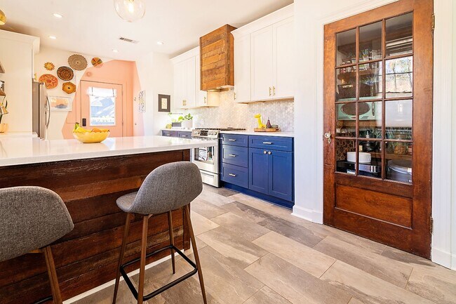 Building Photo - Bull St Bungalow