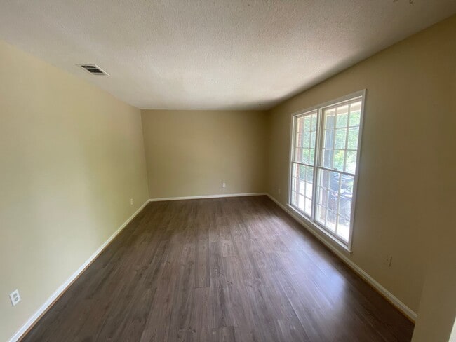 Building Photo - **AVAILABLE NOW**3 Bedroom / 2 Bathroom Ho...