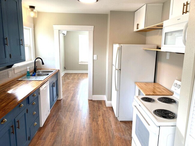 Building Photo - Charming West Side Bunglaow available now