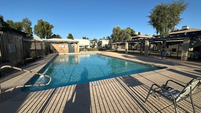 Building Photo - Central Chandler 2br Condo