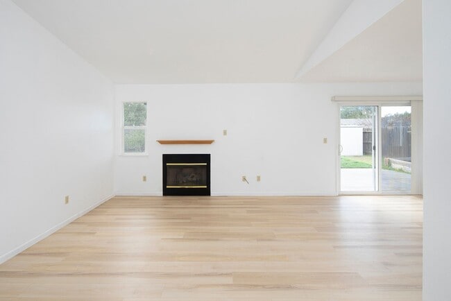 Building Photo - Lovely 3 Bedroom Home in Beautiful Los Alamos!