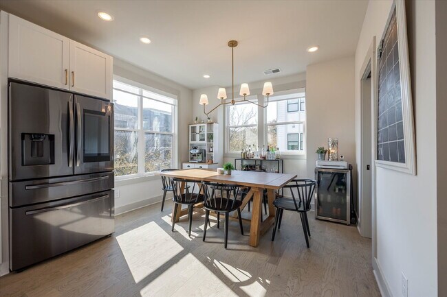 Building Photo - Luxury Living with amazing views!