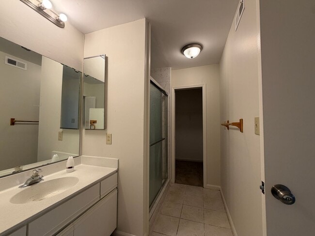 Building Photo - First Floor 2 bedroom condo