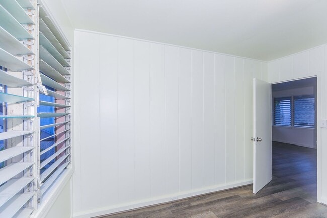 Building Photo - Renovated, upstairs, 2 bedroom 1 bath with...