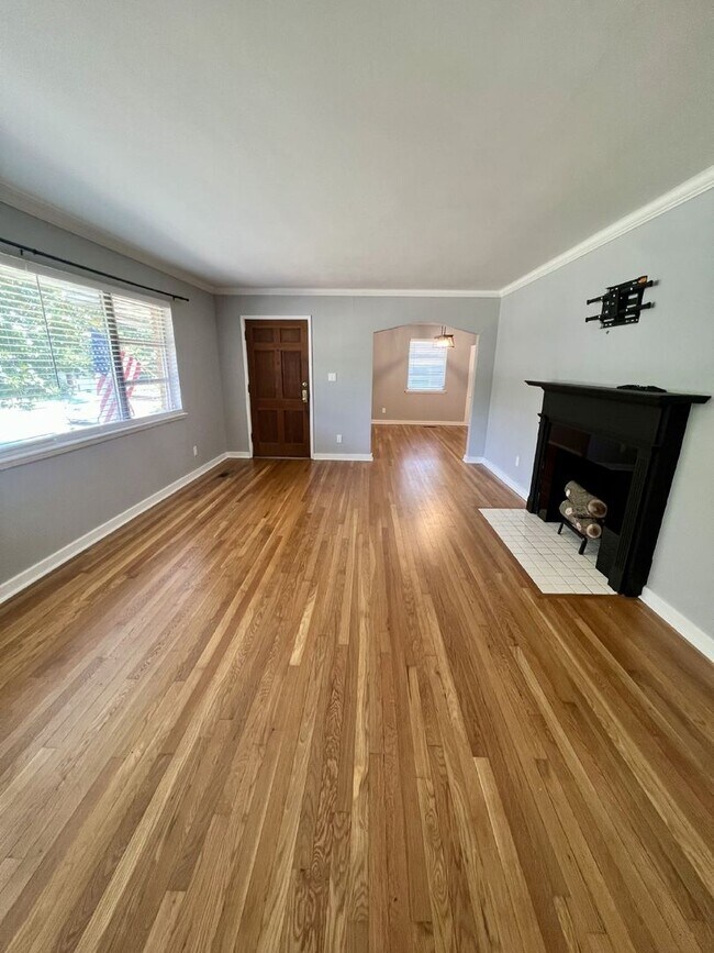 Building Photo - Charming 3-Bed, 2-Bath Spacious Home in Ch...