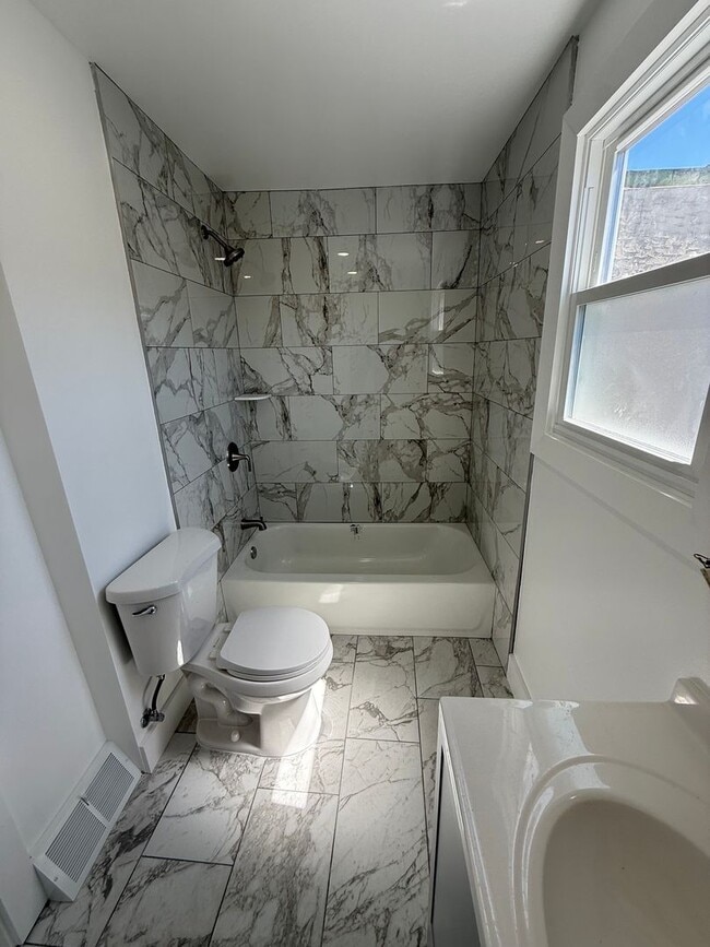 Building Photo - Charming 2-Bedroom Home in Port Richmond Available For Rent!