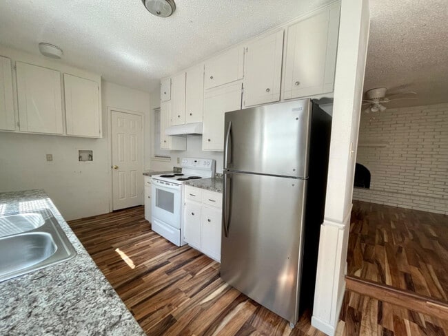 Building Photo - 610 N Elkhart Ave