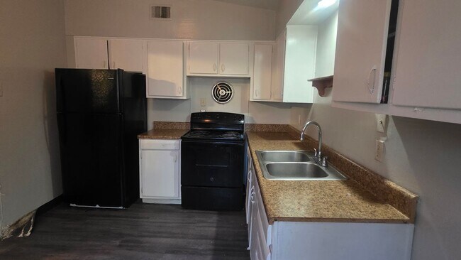 Building Photo - 4/1