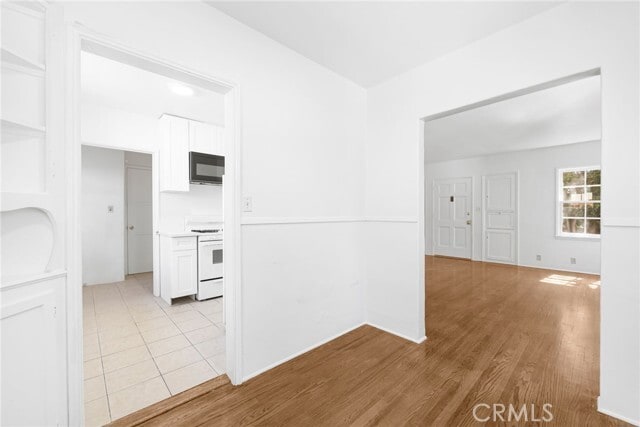 Building Photo - 1367 N Mentor Ave