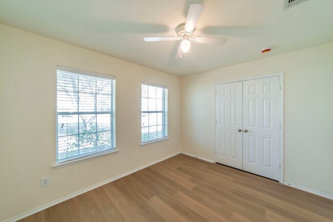 Building Photo - 1205 N Rhea Dr