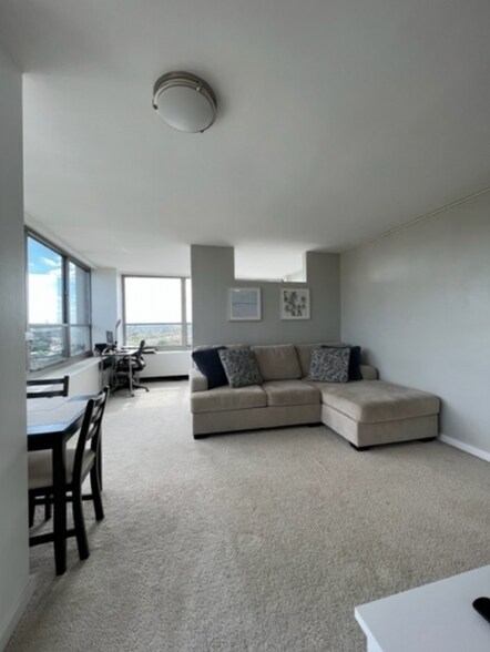 Building Photo - 3550 N Lake Shore Dr