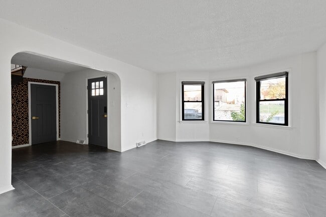 Building Photo - Pendleton Heights 4BR—Updated Historic Cha...