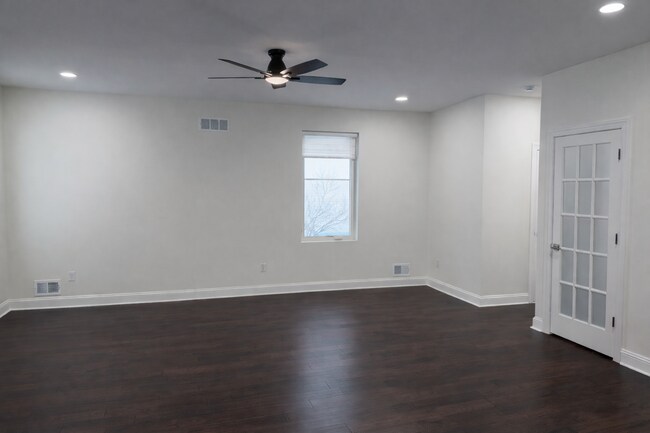 Building Photo - 3455 La Salle Dr