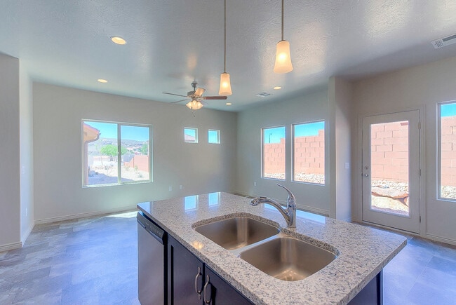 Building Photo - 4 Bedroom End Unit in Sienna Hills! Small Dog Friendly!