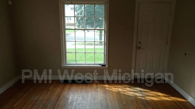 Building Photo - 1948 Silver Ave SE