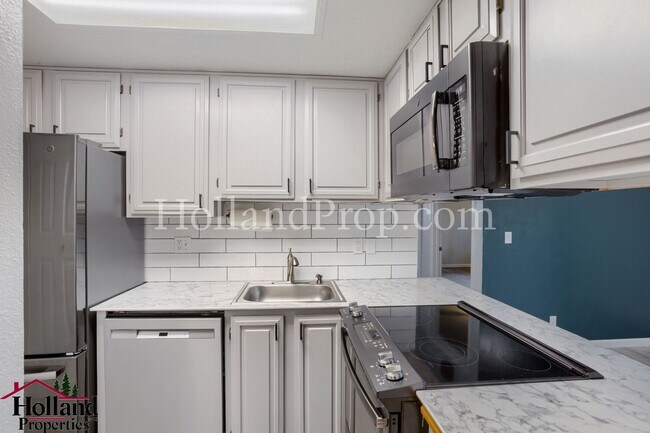 Building Photo - Newly Remodeled 2 Bedroom Condo in Sherwood