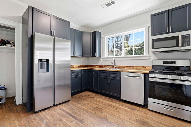 Building Photo - Updated 3BR Home with Large Yard Near Grant Park and Summerhill