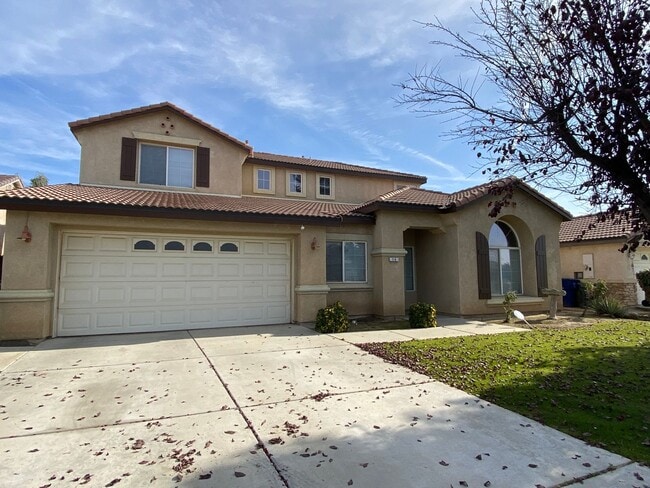 Primary Photo - Spacious Stockdale Ranch Home!
