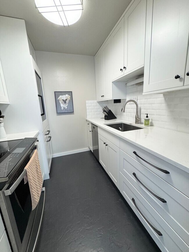 Building Photo - Light & bright view 1 bed 1 bath condo First Hill