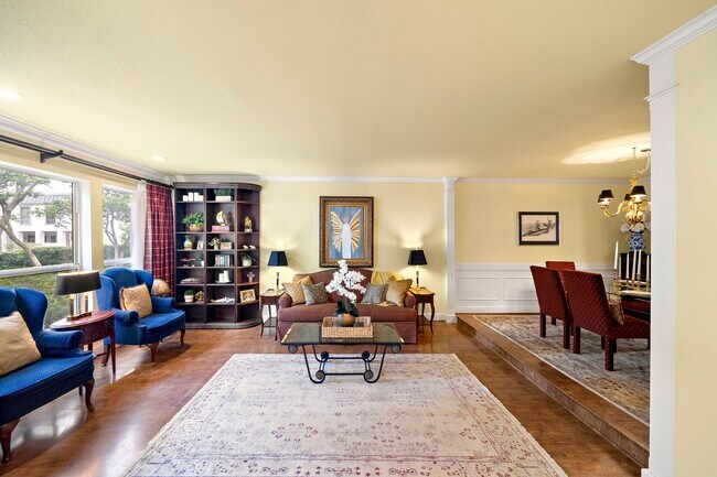 Building Photo - 8944 Chatsworth Dr