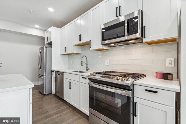Building Photo - Cozy 3 Bedroom 2 Bathroom Condo- Conveniently Located in the heart of Washington, DC