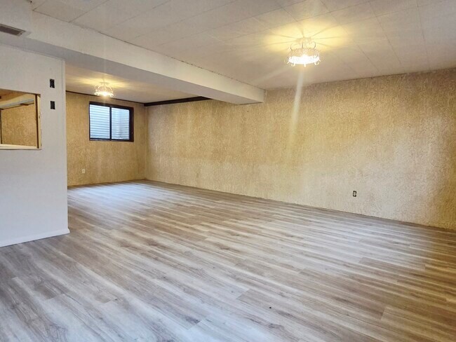 Building Photo - 250 Dolomite Dr