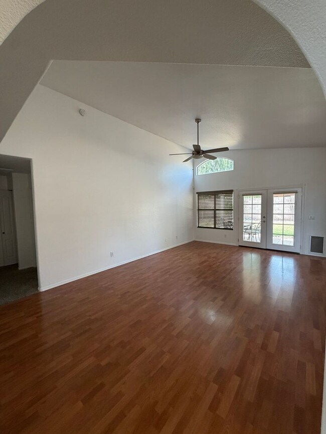 Building Photo - Stunning 3 bedroom, 2 bath home