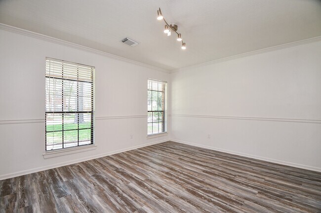 Building Photo - 3934 Forest Village Dr