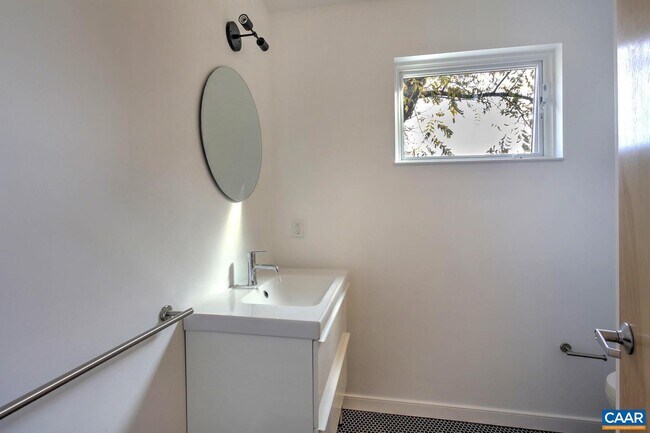 Building Photo - 1130 E High St