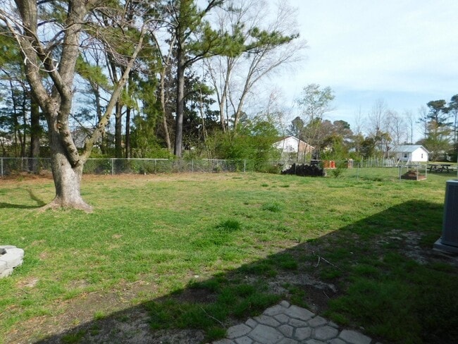 Building Photo - Quaint Family Home