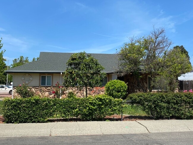 Building Photo - Nice 3 bedroom 1 bath with office Walking ...