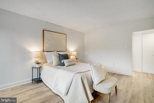 Building Photo - 1300 Army Navy Dr