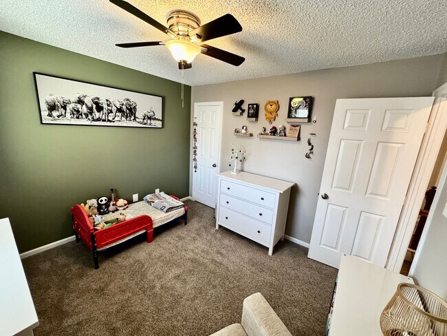 Building Photo - A Fabulous Home w/Water & Golf Course Views Available 05-04-26! Fenced Yard & Dog-Friendly!