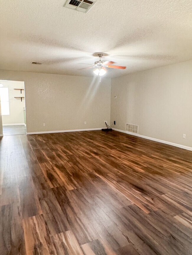 Building Photo - Updated & Large Rental Home in Greater Killeen
