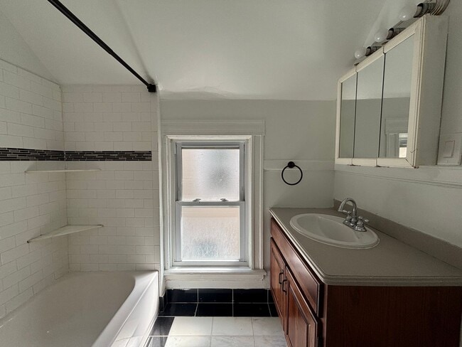 Building Photo - 4 Bedroom Park Ave House - 2 Full Baths, D...