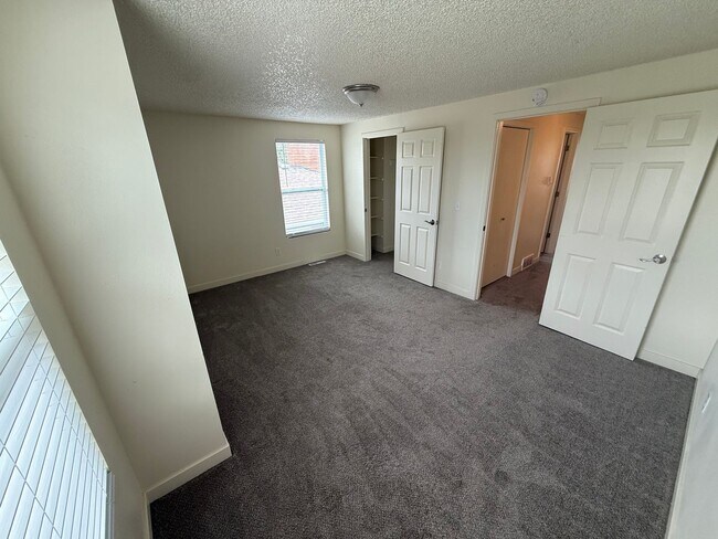 Building Photo - 1402/1404T