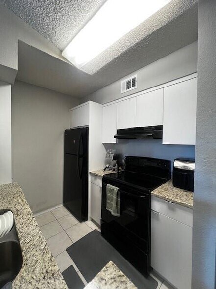 Building Photo - 2846 S University Dr