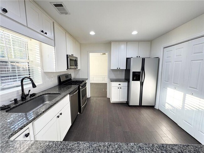 Building Photo - 11865 Carriage Park Ln