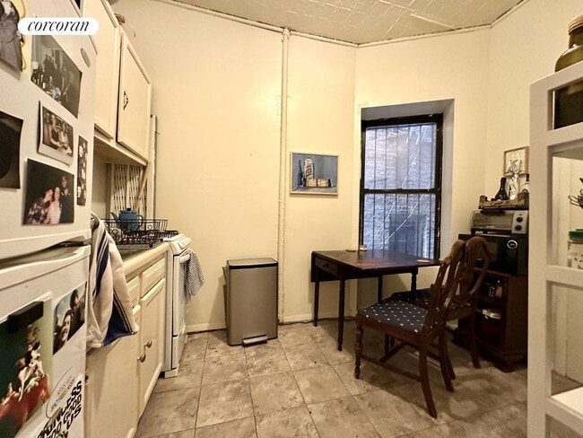 Building Photo - 306 W 21st St