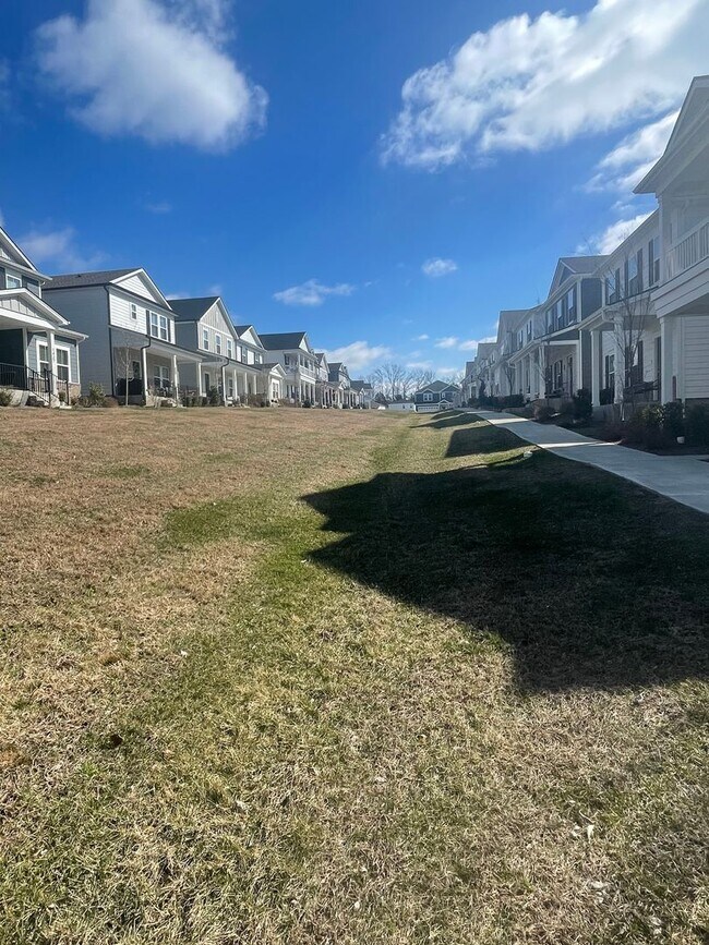 Building Photo - 1520 Henderson Pt Aly