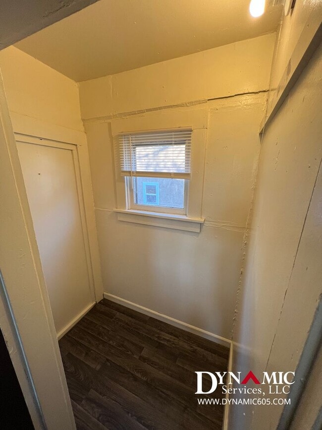 Building Photo - 3 Bedroom, 1 Bathroom Single Family House Downtown