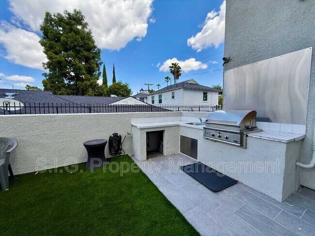 Building Photo - 4500 Laurel Canyon Blvd