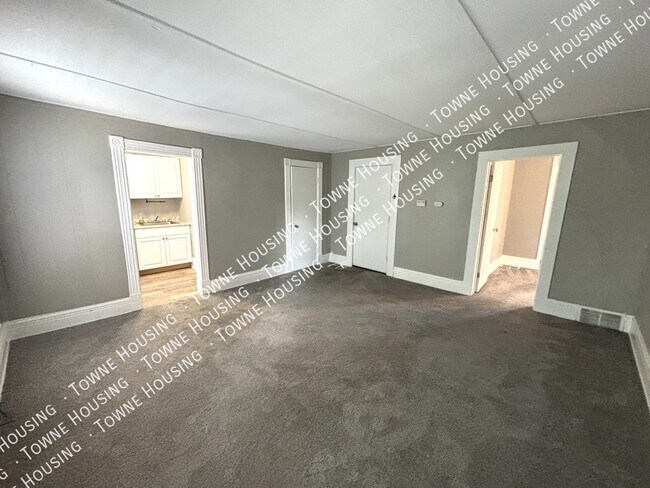 Building Photo - 321 Washburn St