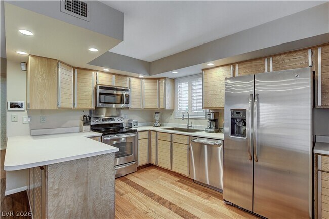 Building Photo - 3223 Pinehurst Dr