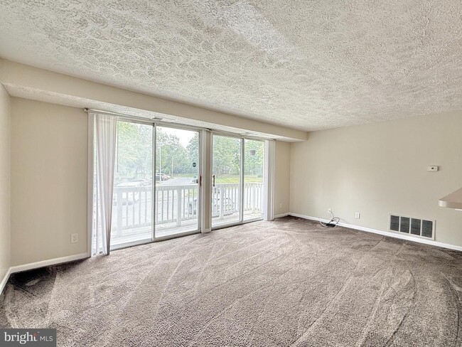 Building Photo - 97 Kenwood Dr