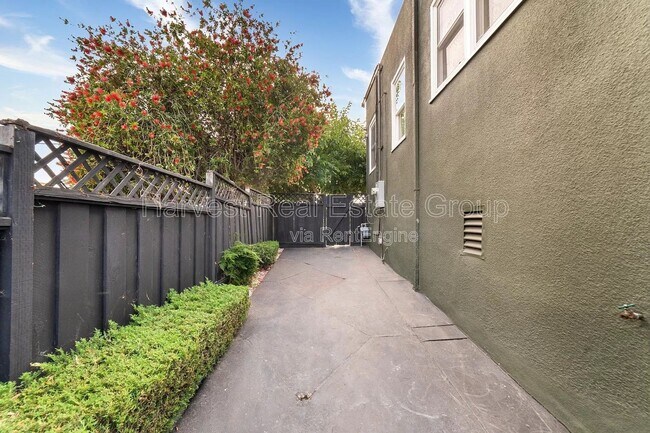 Building Photo - 4736 Meldon Ave