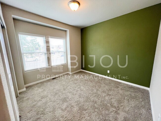 Building Photo - Grand Overlook to the Mountains!