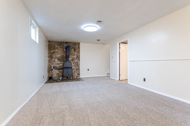 Building Photo - 755 Braun St